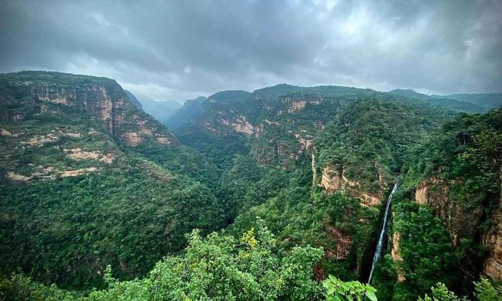 Green hills and valleys at Pachmarhi